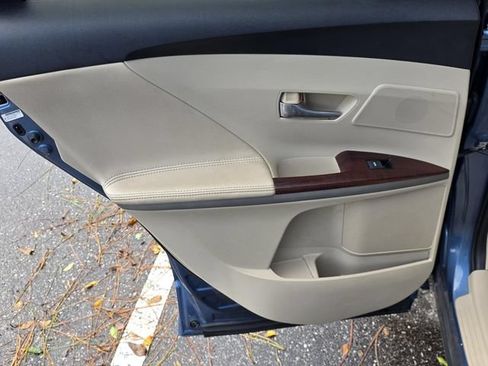 Used 2010 Toyota Venza FWD image 32