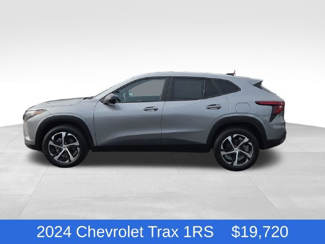 Used 2024 Chevrolet Trax RS w/ Sunroof Package FWD image 2
