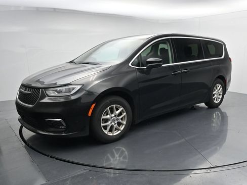 Used 2023 Chrysler Pacifica Touring-L FWD image 4