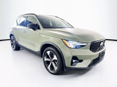 Used 2023 Volvo XC40 B5 Plus w/ Driver Assist Package AWD/4WD image 3