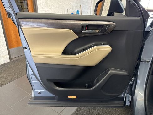 Used 2023 Toyota Highlander Platinum image 36