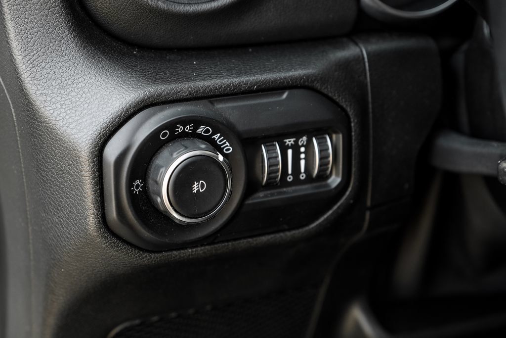 Used 2020 Jeep Wrangler Unlimited Sahara AWD/4WD image 36