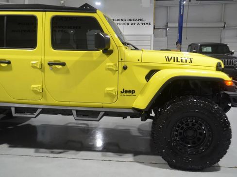 Used 2023 Jeep Gladiator Sport AWD/4WD image 7