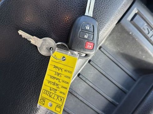 Used 2019 Toyota Tundra SR5 w/ SR5 Upgrade Package image 32