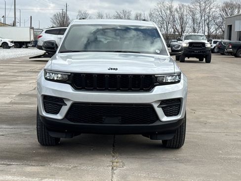 New 2025 Jeep Grand Cherokee Altitude image 12