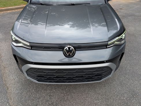 Used 2025 Volkswagen Taos SE w/ Panoramic Sunroof Package FWD image 12
