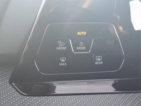 Certified 2022 Volkswagen Golf R image 21