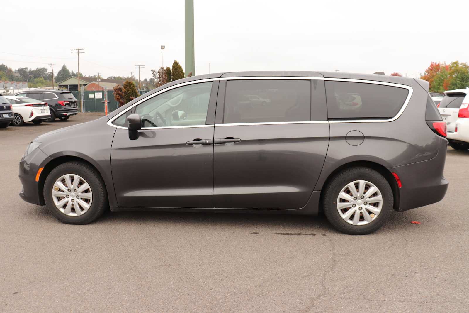 Used 2019 Chrysler Pacifica L FWD image 8
