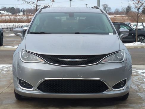 Used 2018 Chrysler Pacifica Touring-L image 10