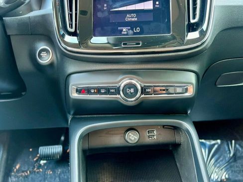 Used 2021 Volvo XC40 T4 Momentum FWD image 27