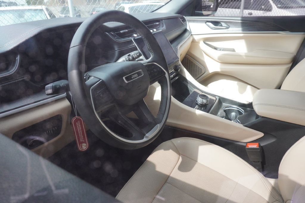 Used 2023 Jeep Grand Cherokee Limited w/ Luxury Tech Group II AWD/4WD image 10