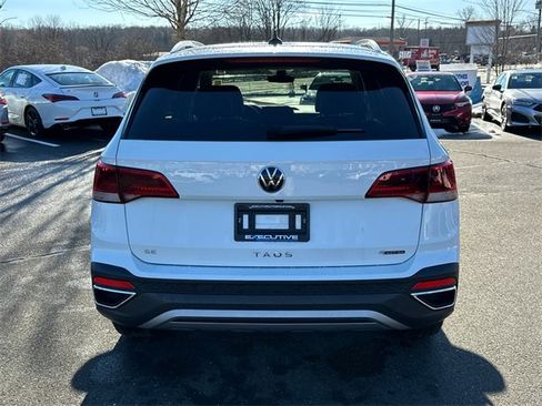 Used 2024 Volkswagen Taos SE w/ Panoramic Sunroof Package image 3