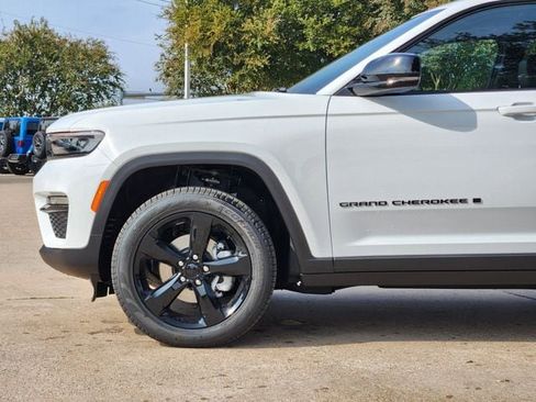 New 2025 Jeep Grand Cherokee Limited w/ Black Appearance Package image 6