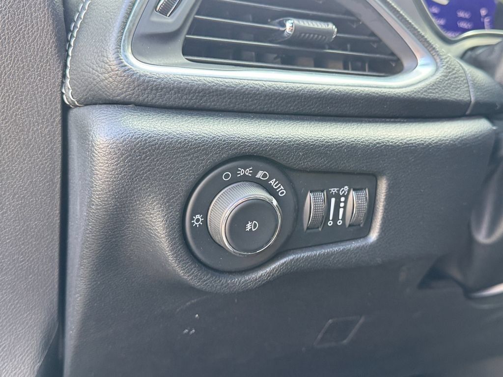 Certified 2025 Chrysler Pacifica Limited FWD image 24