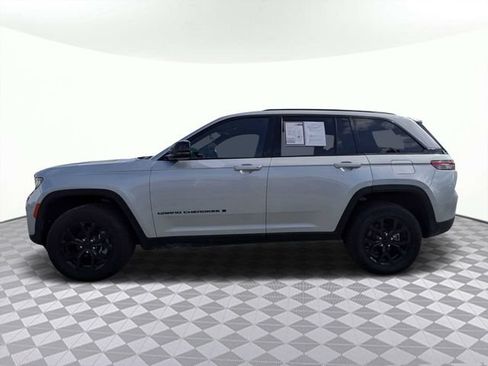 Used 2025 Jeep Grand Cherokee Altitude AWD/4WD image 6