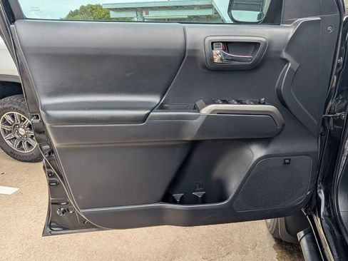 Used 2022 Toyota Tacoma Limited AWD/4WD image 16