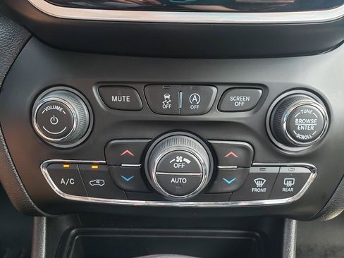 Used 2020 Jeep Cherokee Limited w/ Advanced Safety Group AWD/4WD image 19