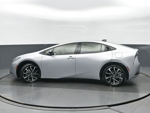 Used 2025 Toyota Prius Plug-In Hybrid image 2
