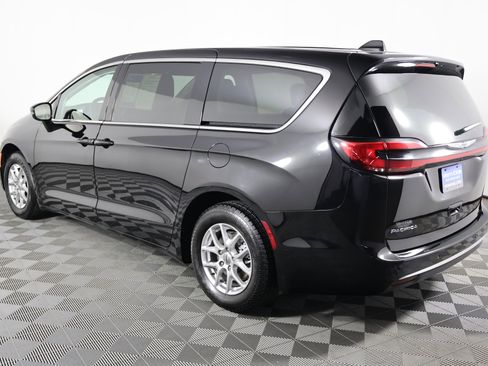 Used 2024 Chrysler Pacifica Touring-L image 8