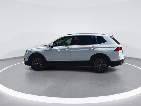 Certified 2022 Volkswagen Tiguan SE w/ Panoramic Sunroof Package image 5