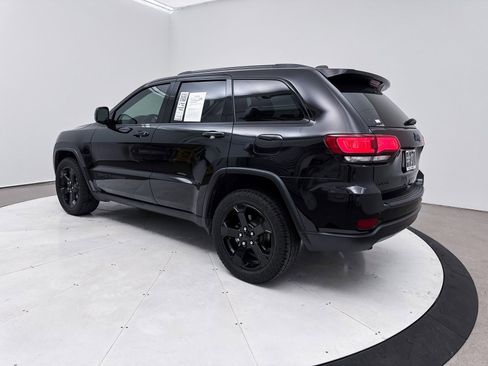 Used 2019 Jeep Grand Cherokee Laredo image 2