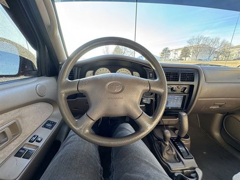 Used 2002 Toyota Tacoma 4x4 w/ SR5 Package image 9