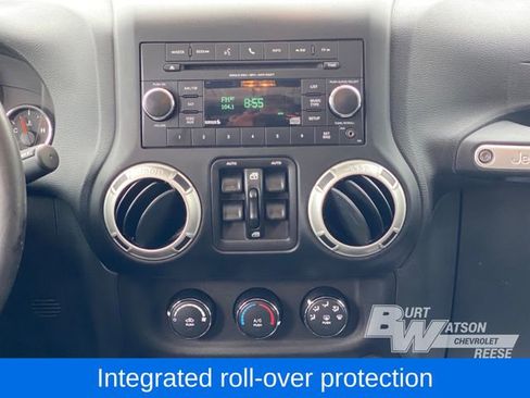 Used 2018 Jeep Wrangler Unlimited Sahara w/ Connectivity Group image 38