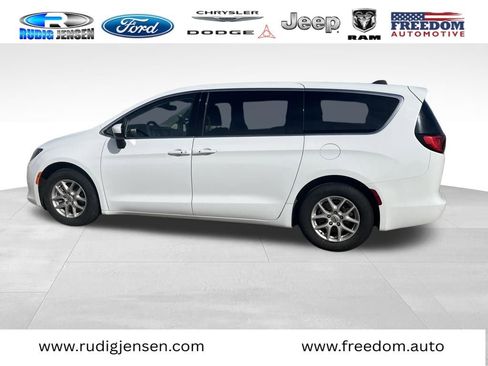 Used 2023 Chrysler Voyager LX image 11