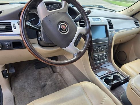 Used 2011 Cadillac Escalade Premium AWD/4WD image 4