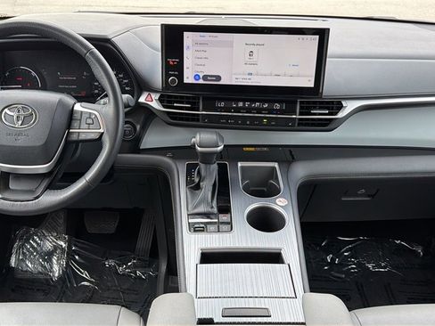 Certified 2025 Toyota Sienna XLE image 33
