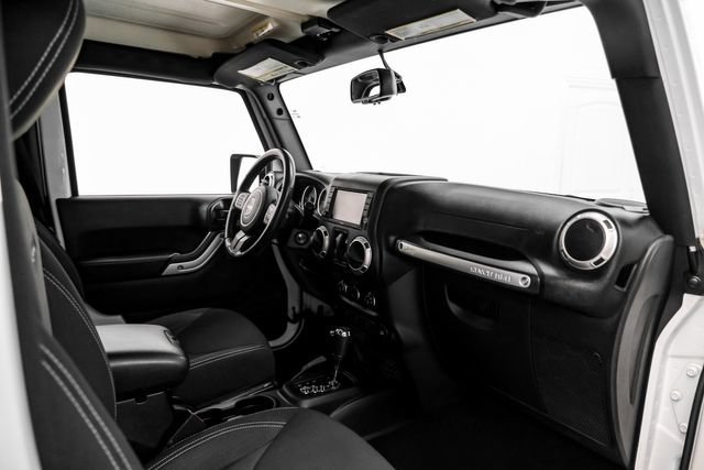 Used 2018 Jeep Wrangler Sahara w/ Connectivity Group AWD/4WD image 12
