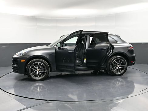 Certified 2025 Porsche Macan AWD/4WD image 37