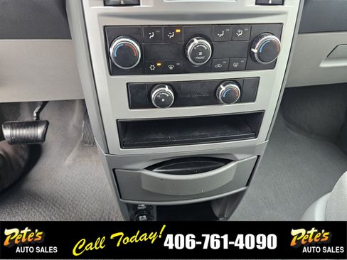 Used 2009 Chrysler Town & Country Touring image 26