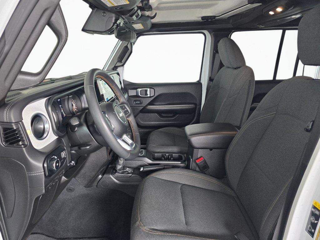 Used 2025 Jeep Wrangler Unlimited Sahara AWD/4WD image 17