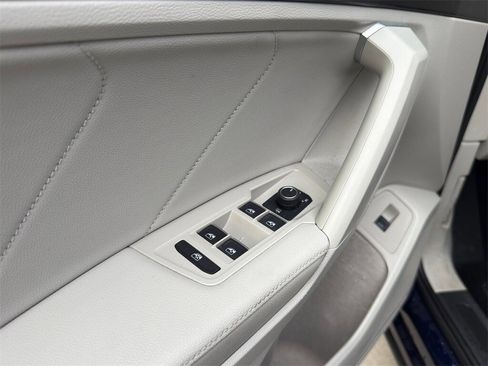 Used 2022 Volkswagen Tiguan SE w/ Panoramic Sunroof Package image 17