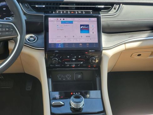Used 2025 Jeep Grand Cherokee Limited w/ Luxury Tech Group II AWD/4WD image 19