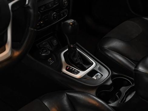 Used 2018 Jeep Cherokee Latitude Plus AWD/4WD image 23
