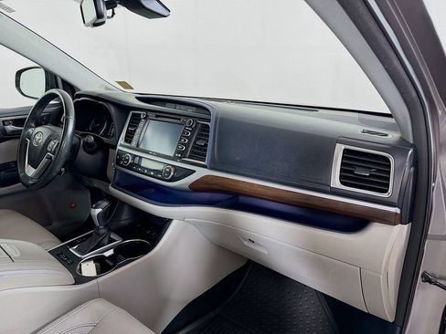 Used 2014 Toyota Highlander Limited w/ Driver Technology Package AWD/4WD image 28