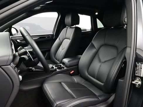 Certified 2025 Porsche Macan AWD/4WD image 5