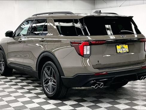 Used 2026 Ford Explorer ST AWD/4WD image 2