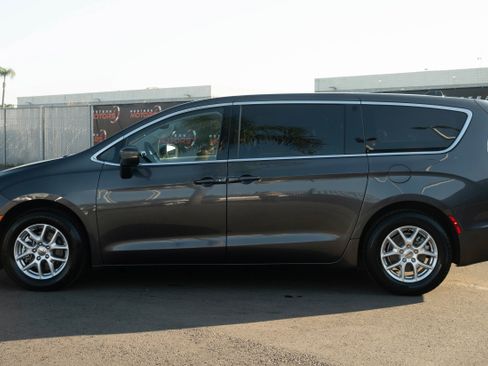 Used 2023 Chrysler Pacifica Touring-L image 4