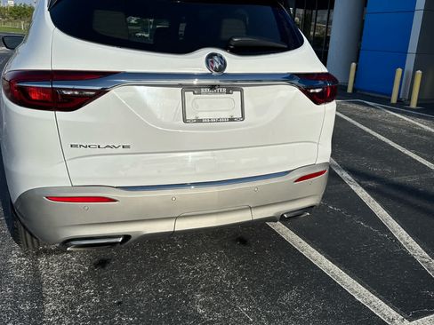 Used 2021 Buick Enclave Essence FWD image 6