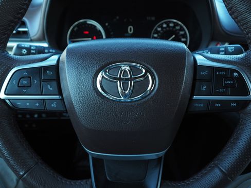 Used 2024 Toyota Sienna Platinum image 29