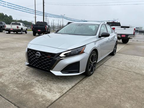 Used 2024 Nissan Altima 2.5 SR FWD image 2