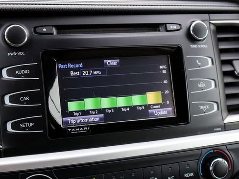 Used 2019 Toyota Highlander LE image 28