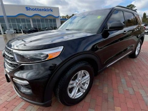 Used 2022 Ford Explorer XLT w/ Equipment Group 202A image 5