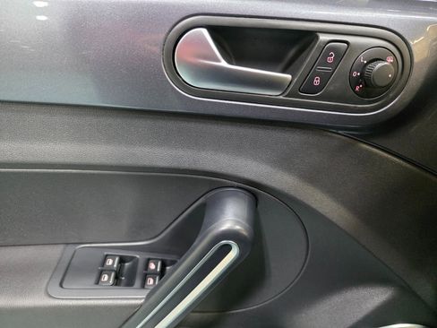 Used 2013 Volkswagen Beetle TDI image 22