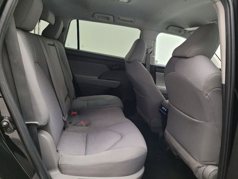 Used 2022 Toyota Highlander LE FWD image 19