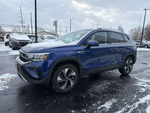 Used 2024 Volkswagen Taos SE w/ Panoramic Sunroof Package image 6