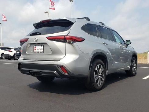 Used 2022 Toyota Highlander XLE AWD/4WD image 5